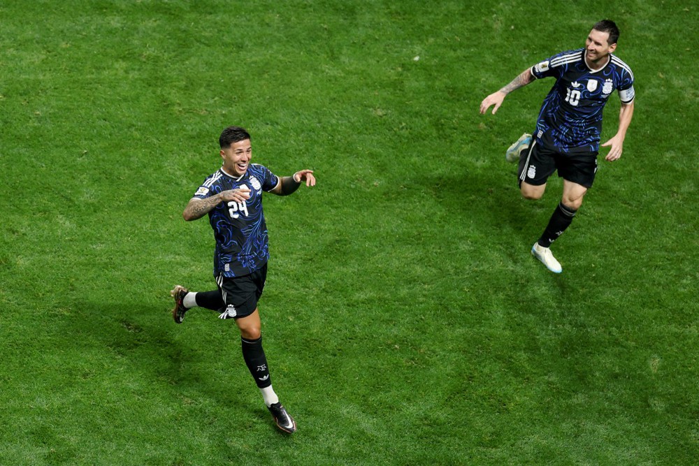 Truyền thông Anh phẫn nộ: Enzo Fernandez xứng đáng nhận thẻ đỏ trước khi ghi bàn gỡ hòa cho Argentina - Ảnh 3. Truyền thông Anh phẫn nộ: Enzo Fernandez xứng đáng nhận thẻ đỏ trước khi ghi bàn gỡ hòa cho Argentina - Ảnh 3.