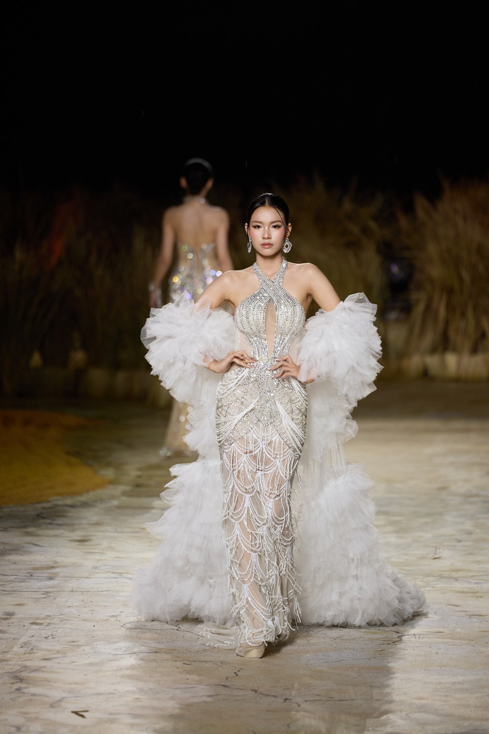 Hoa hậu Yến Nhi làm "nàng thơ" cho NTK Mai Phương Trang ở Vietnam Beauty Fashion Fest - Ảnh 4. Hoa hậu Yến Nhi làm "nàng thơ" cho NTK Mai Phương Trang ở Vietnam Beauty Fashion Fest - Ảnh 4.