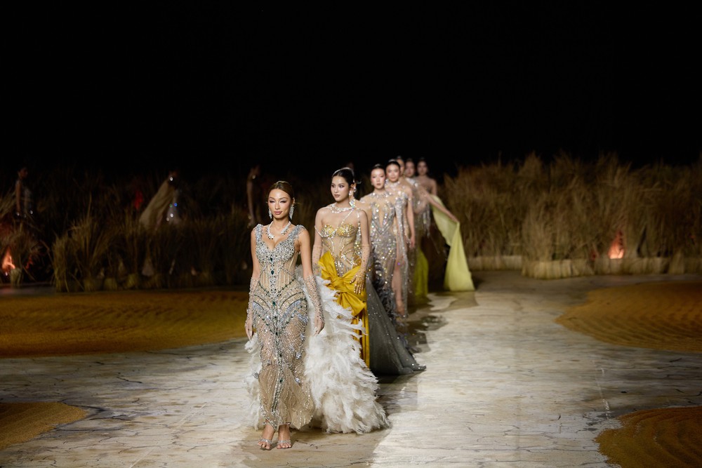 Hoa hậu Yến Nhi làm "nàng thơ" cho NTK Mai Phương Trang ở Vietnam Beauty Fashion Fest - Ảnh 2. Hoa hậu Yến Nhi làm "nàng thơ" cho NTK Mai Phương Trang ở Vietnam Beauty Fashion Fest - Ảnh 2.
