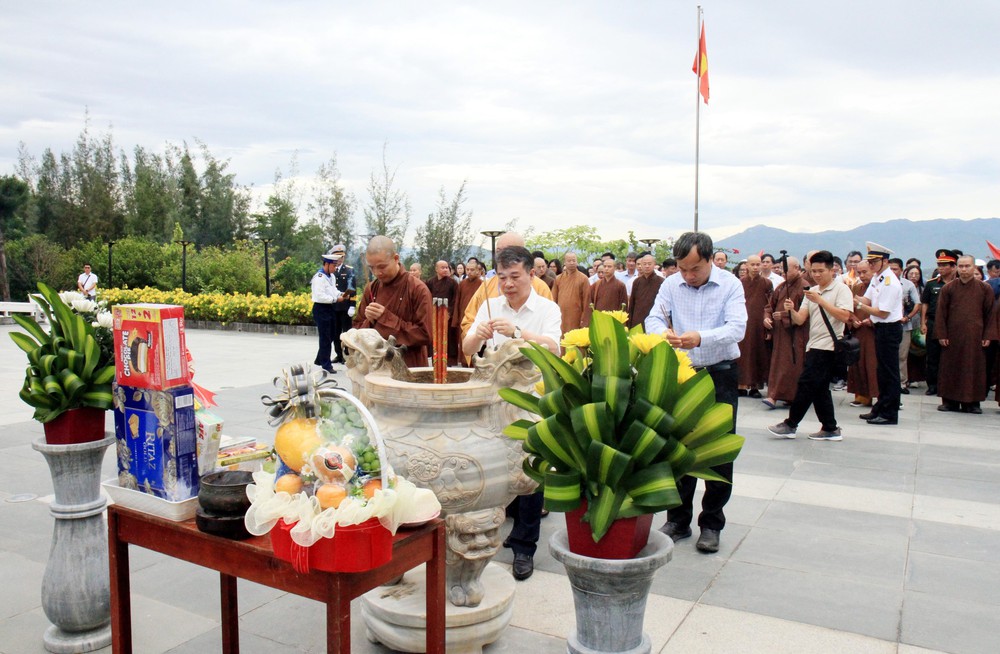 Mang tình cảm đất liền đến với quân dân Trường Sa - Ảnh 2. Mang tình cảm đất liền đến với quân dân Trường Sa - Ảnh 2.