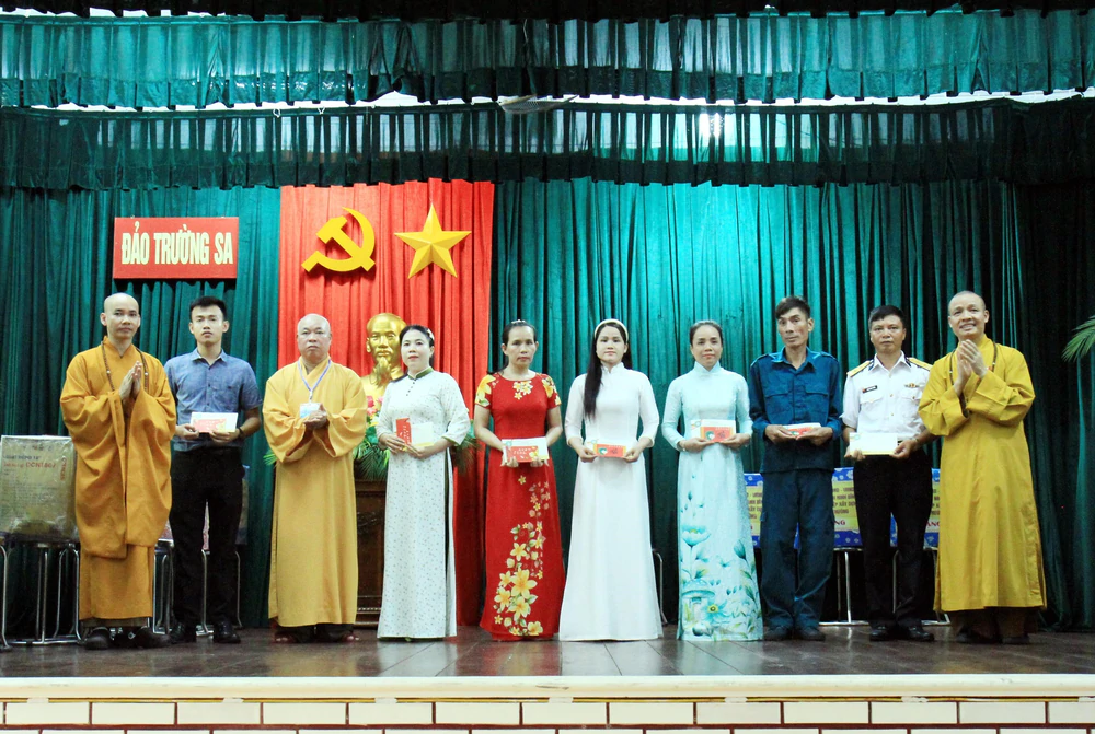 Mang tình cảm đất liền đến với quân dân Trường Sa - Ảnh 8. Mang tình cảm đất liền đến với quân dân Trường Sa - Ảnh 8.
