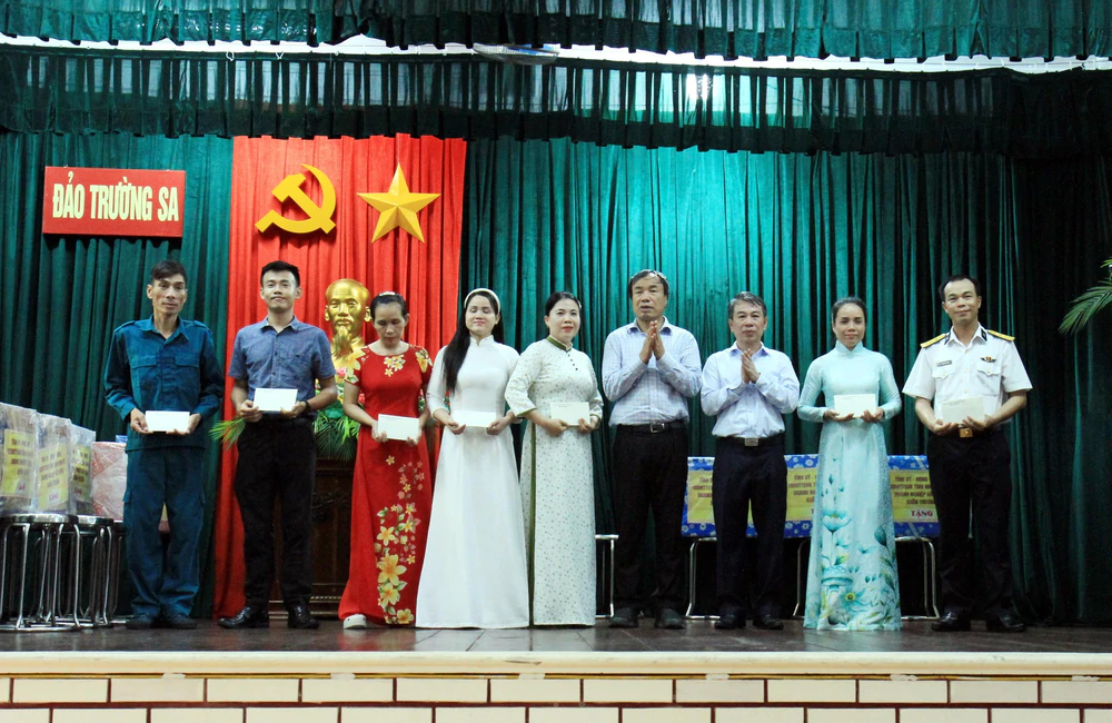 Mang tình cảm đất liền đến với quân dân Trường Sa - Ảnh 6. Mang tình cảm đất liền đến với quân dân Trường Sa - Ảnh 6.