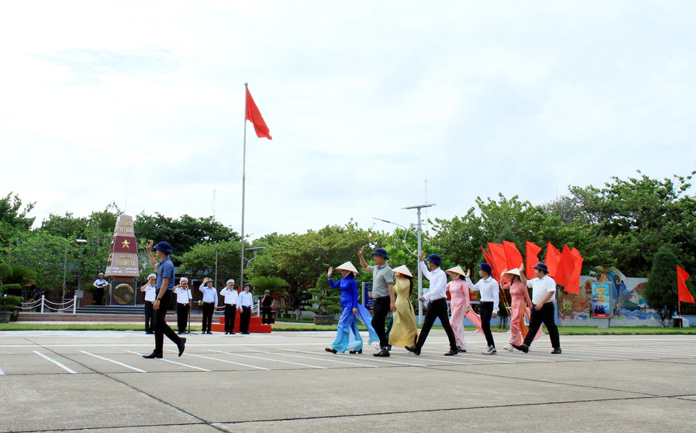 Mang tình cảm đất liền đến với quân dân Trường Sa - Ảnh 11. Mang tình cảm đất liền đến với quân dân Trường Sa - Ảnh 11.