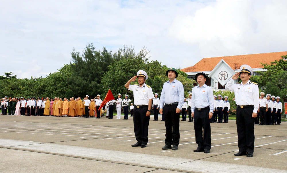 Mang tình cảm đất liền đến với quân dân Trường Sa - Ảnh 4. Mang tình cảm đất liền đến với quân dân Trường Sa - Ảnh 4.