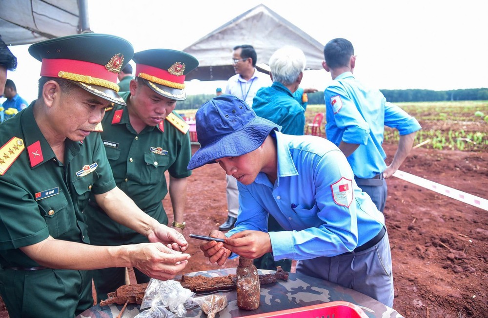 Phát hiện mộ tập thể cùng nhiều di vật; lấy mẫu hài cốt liệt sĩ để giám định - Ảnh 1. Phát hiện mộ tập thể cùng nhiều di vật; lấy mẫu hài cốt liệt sĩ để giám định - Ảnh 1.