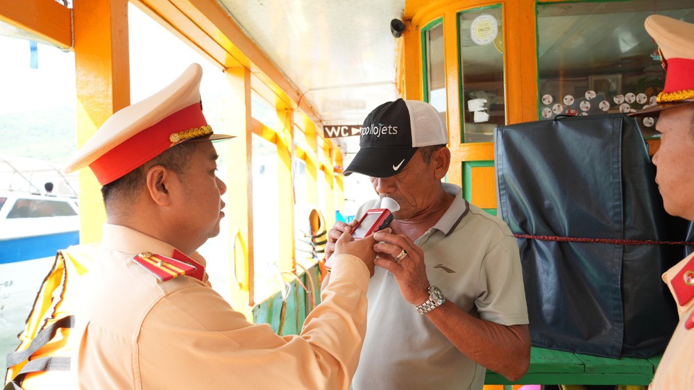 Siết chặt quản lý tàu du lịch trên vịnh - Ảnh 1.