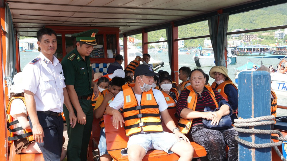 Siết chặt quản lý tàu du lịch trên vịnh - Ảnh 2.