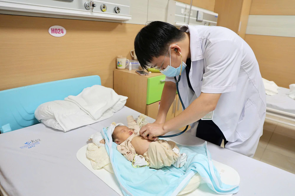 Phú Thọ ứng dụng kỹ thuật hạ thân nhiệt cứu sống bé sơ sinh nguy kịch - Ảnh 2. Phú Thọ ứng dụng kỹ thuật hạ thân nhiệt cứu sống bé sơ sinh nguy kịch - Ảnh 2.