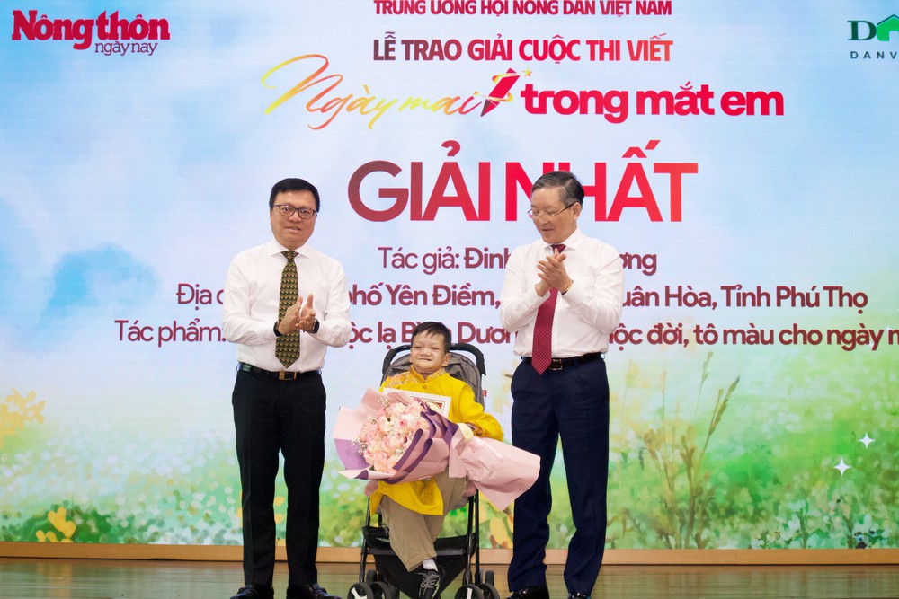 Trao giải cuộc thi viết “Ngày mai trong mắt em”: Lan tỏa khát vọng và nghị lực của thế hệ trẻ - Ảnh 1.