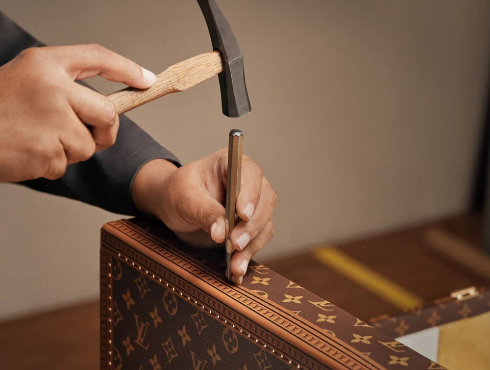 Cúp vàng World Cup 2026 được "hộ tống" trong vali Louis Vuitton độc bản - Ảnh 2.