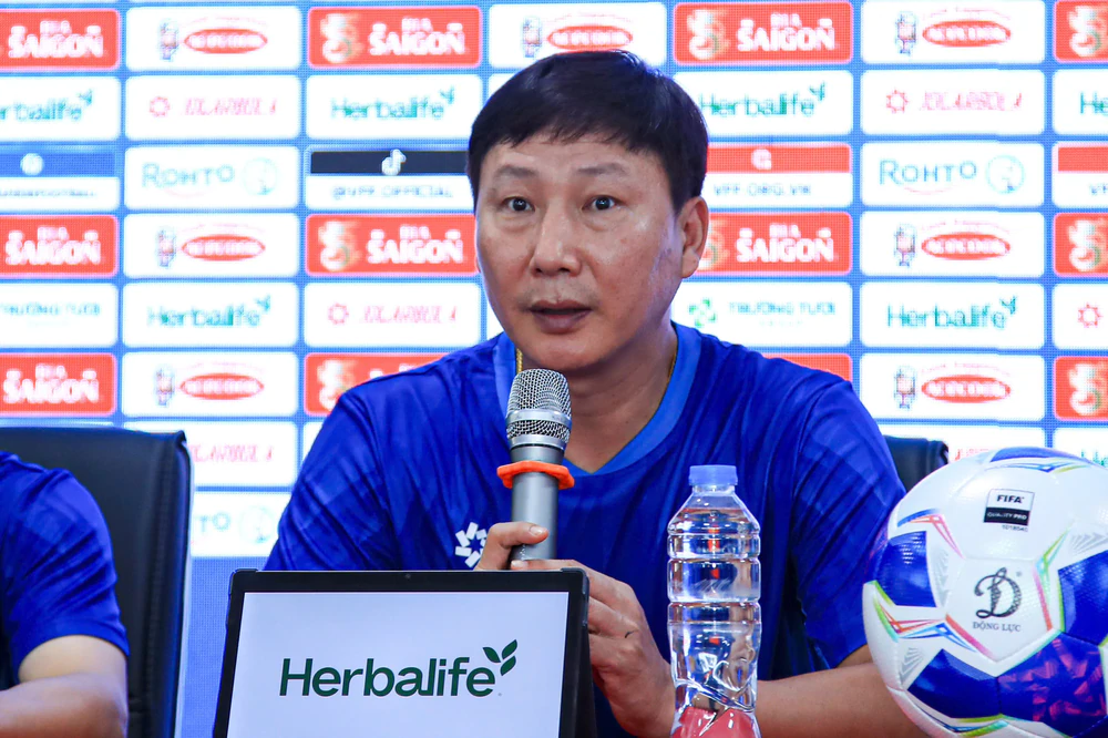 HLV Kim Sang Sik gửi thông điệp mạnh mẽ trước ASEAN Cup - Ảnh 1. HLV Kim Sang Sik gửi thông điệp mạnh mẽ trước ASEAN Cup - Ảnh 1.