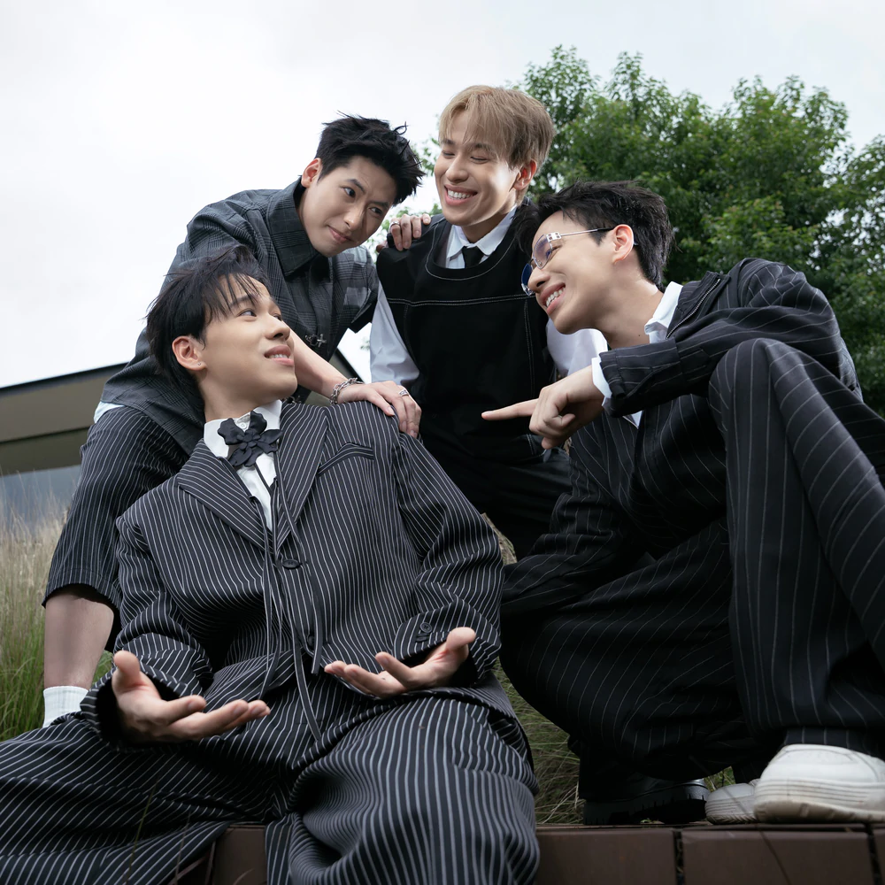 Nhóm nhạc Duniverse ra mắt MV "Anh rất yêu" - Ảnh 4. Nhóm nhạc Duniverse ra mắt MV "Anh rất yêu" - Ảnh 4.