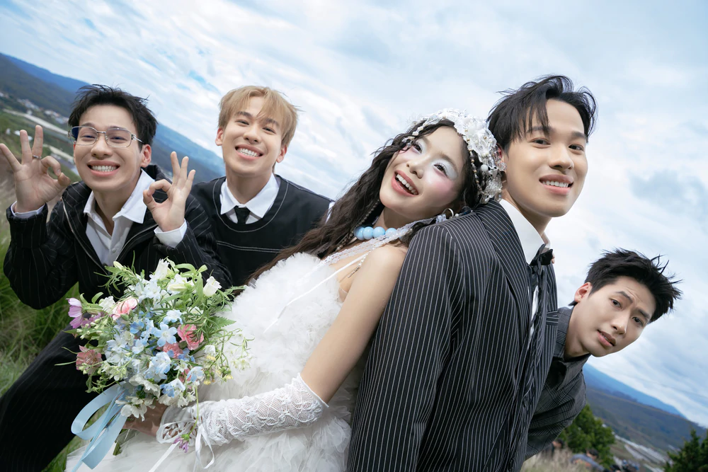 Nhóm nhạc Duniverse ra mắt MV "Anh rất yêu" - Ảnh 3. Nhóm nhạc Duniverse ra mắt MV "Anh rất yêu" - Ảnh 3.