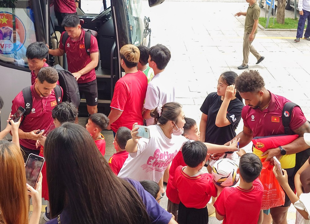 Đội tuyển Việt Nam được chào đón nồng nhiệt tại Thái Nguyên, sẵn sàng so tài với Myanmar - Ảnh 1.