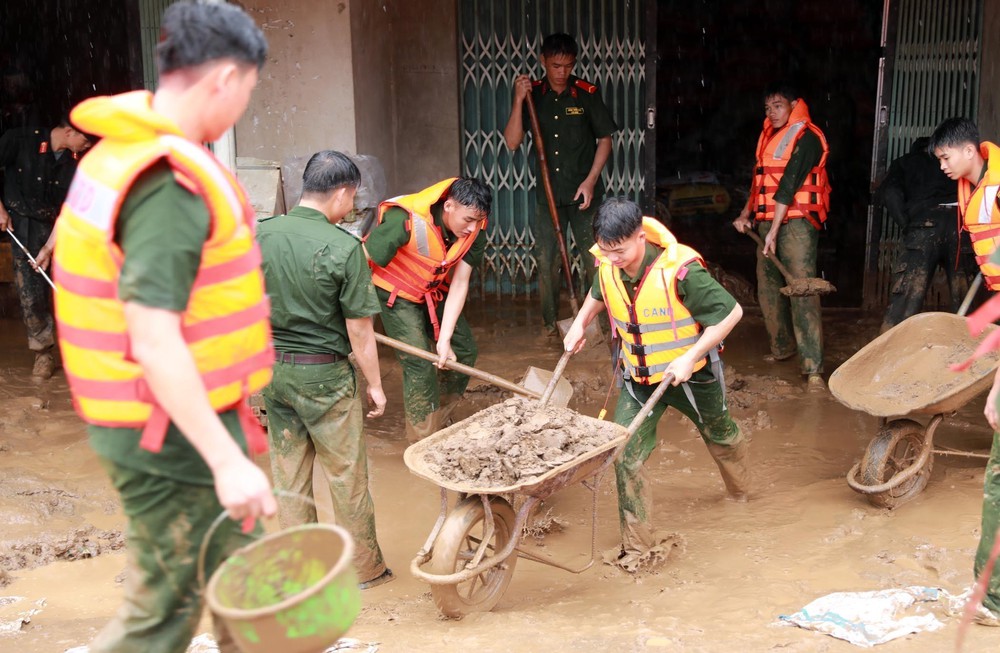 Lai Châu khẩn trương khắc phục hậu quả lũ quét tại xã Mường Than - Ảnh 2. Lai Châu khẩn trương khắc phục hậu quả lũ quét tại xã Mường Than - Ảnh 2.