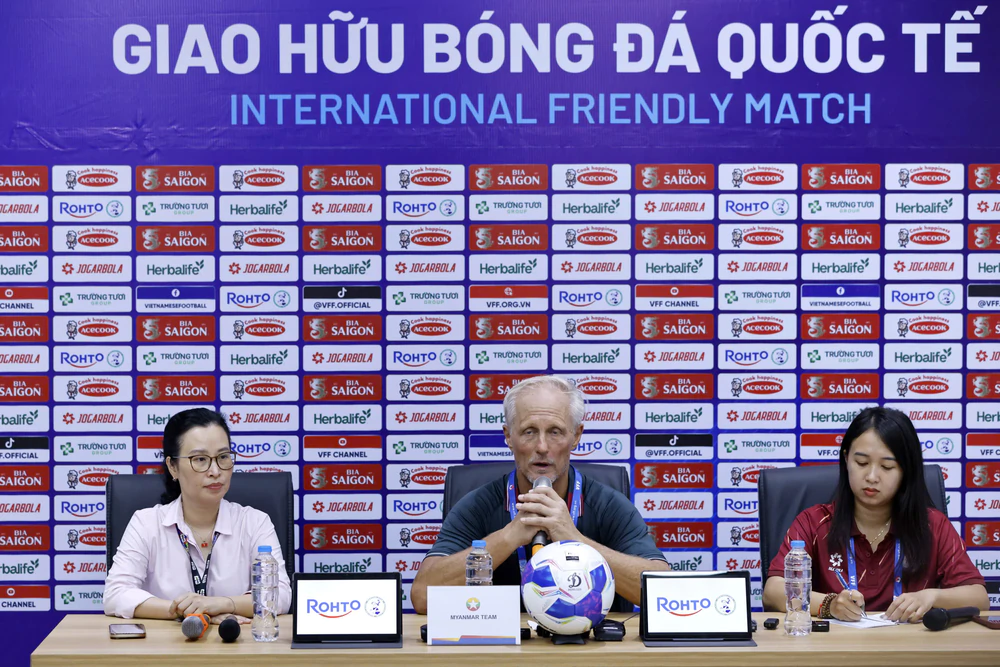 HLV Myanmar: "Cầu thủ nhập tịch tạo khác biệt cho đội tuyển Việt Nam' - Ảnh 1. HLV Myanmar: "Cầu thủ nhập tịch tạo khác biệt cho đội tuyển Việt Nam' - Ảnh 1.