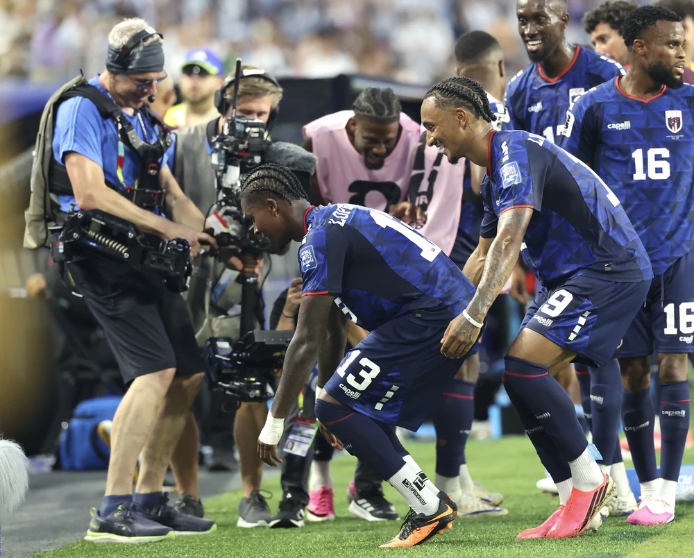 World Cup trên sân nhà: Khi biên giới cuối cùng của bóng đá dần biến mất - Ảnh 1. World Cup trên sân nhà: Khi biên giới cuối cùng của bóng đá dần biến mất - Ảnh 1.