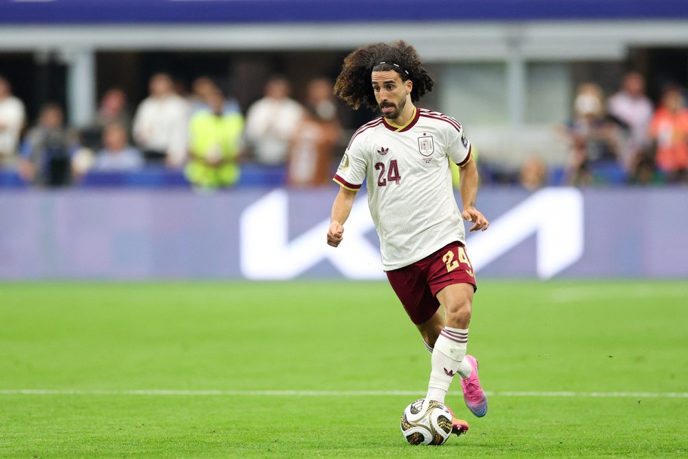Cucurella và thử thách đối đầu với Messi. Ảnh: AFP/TTXVN Cucurella và thử thách đối đầu với Messi. Ảnh: AFP/TTXVN