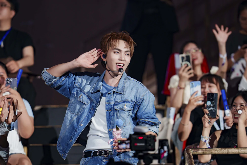 UPRIZE mang “Thăng” lên sân khấu fan meeting, hé lộ concert - Ảnh 2.