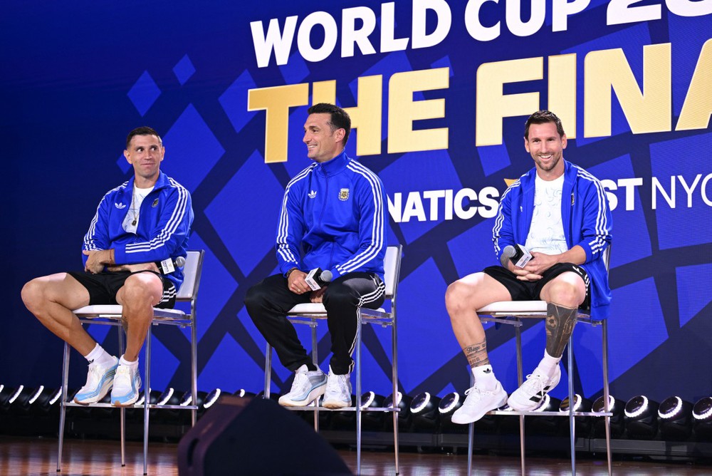 Tin nóng thể thao tối 18/7: Messi đi trực thăng họp báo, Tổng thống Donald Trump thừa nhận "đi đêm: với FIFA - Ảnh 1. Tin nóng thể thao tối 18/7: Messi đi trực thăng họp báo, Tổng thống Donald Trump thừa nhận "đi đêm: với FIFA - Ảnh 1.