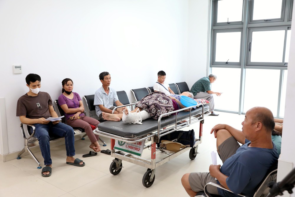 Bệnh viện Hữu nghị Việt Đức cơ sở Ninh Bình tiếp nhận gần 2.200 lượt khám sau hơn 1 tuần hoạt động - Ảnh 4.