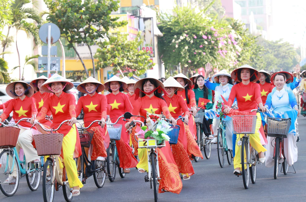 Festival Biển Khánh Hòa 2026: Hơn 2.000 phụ nữ diễu hành tại Lễ hội “Áo dài sắc màu của biển” - Ảnh 4.