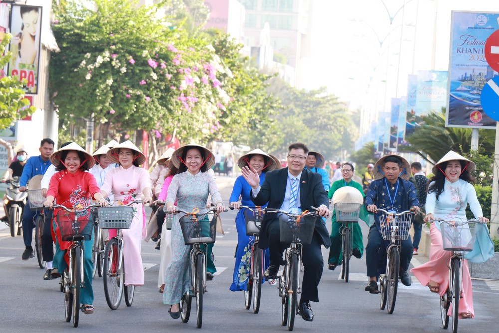 Festival Biển Khánh Hòa 2026: Hơn 2.000 phụ nữ diễu hành tại Lễ hội “Áo dài sắc màu của biển” - Ảnh 8.
