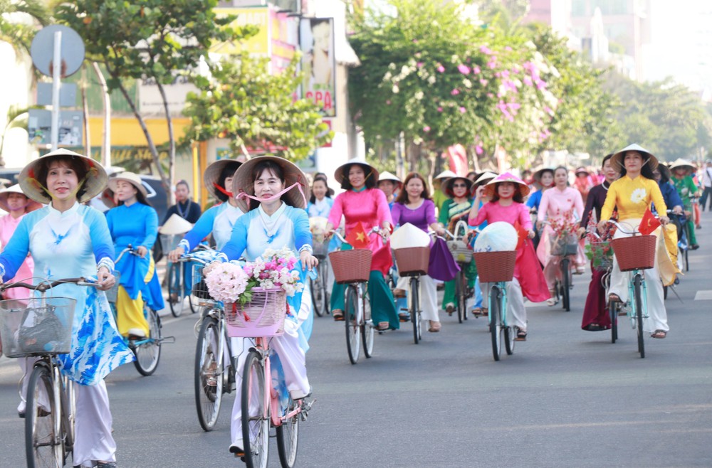Festival Biển Khánh Hòa 2026: Hơn 2.000 phụ nữ diễu hành tại Lễ hội “Áo dài sắc màu của biển” - Ảnh 7.