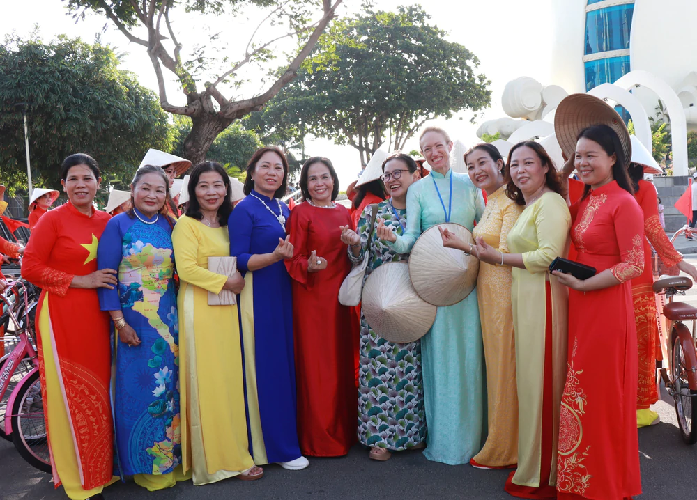 Festival Biển Khánh Hòa 2026: Hơn 2.000 phụ nữ diễu hành tại Lễ hội “Áo dài sắc màu của biển” - Ảnh 2.