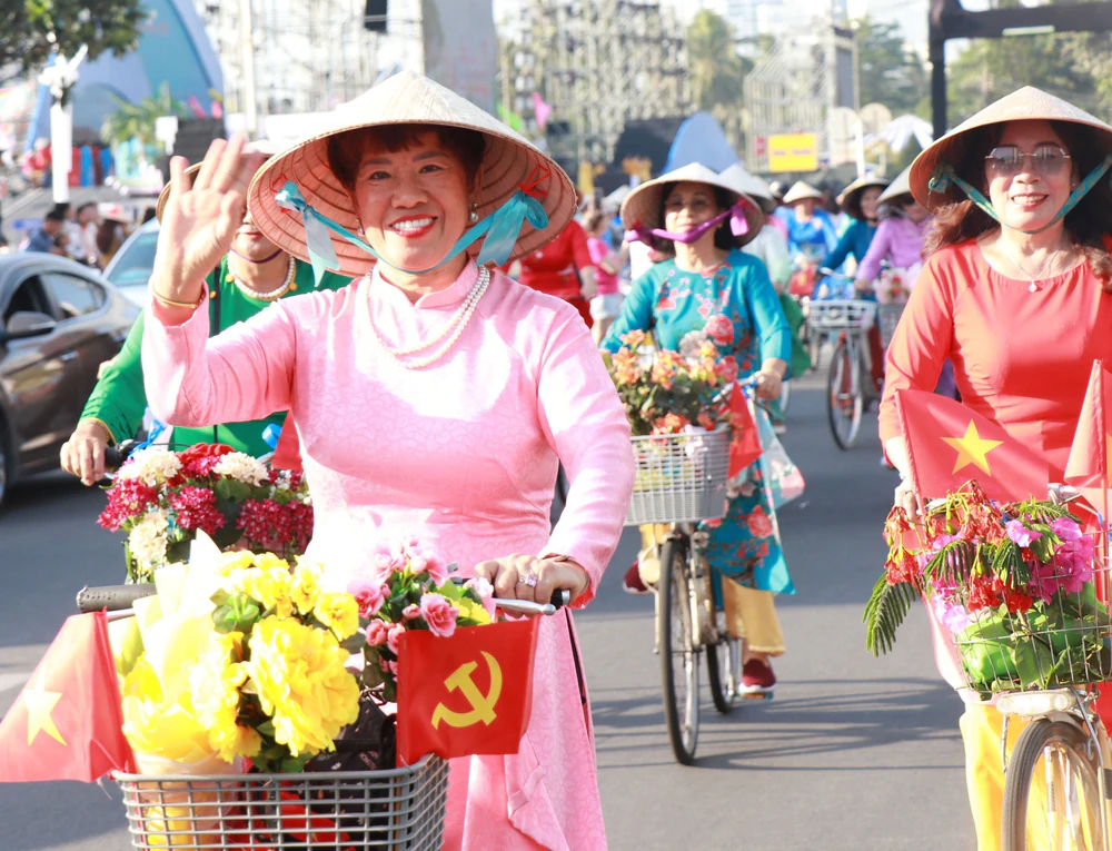 Festival Biển Khánh Hòa 2026: Hơn 2.000 phụ nữ diễu hành tại Lễ hội “Áo dài sắc màu của biển” - Ảnh 5.