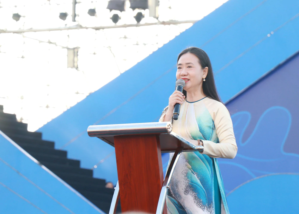 Festival Biển Khánh Hòa 2026: Hơn 2.000 phụ nữ diễu hành tại Lễ hội “Áo dài sắc màu của biển” - Ảnh 1.