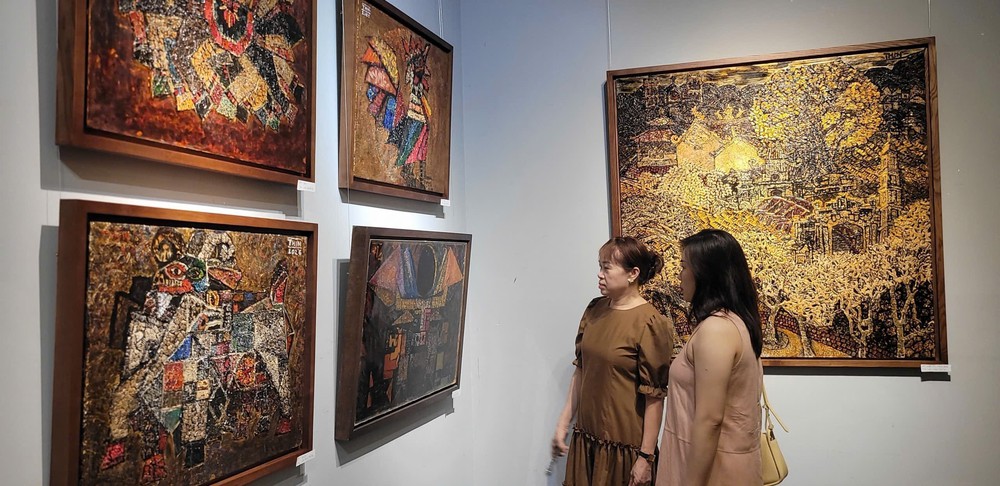 Khám phá vẻ đẹp tranh sơn mài qua triển lãm "Cùng một chặng đường" - Ảnh 2. Khám phá vẻ đẹp tranh sơn mài qua triển lãm "Cùng một chặng đường" - Ảnh 2.