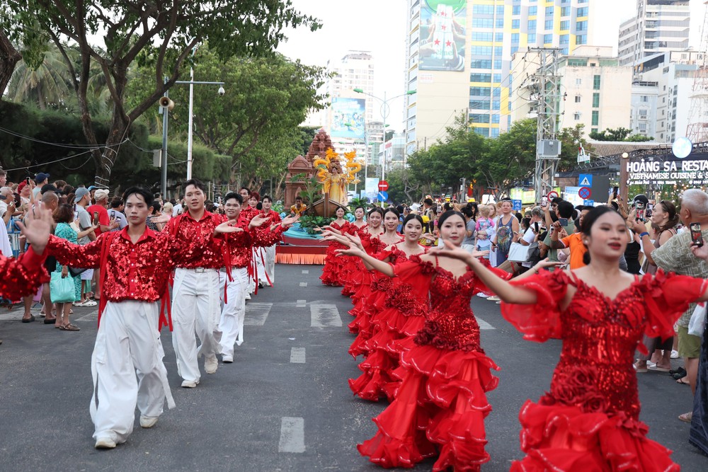 Rực rỡ sắc màu Carnival đường phố Festival Biển Khánh Hòa 2026 - Ảnh 4. Rực rỡ sắc màu Carnival đường phố Festival Biển Khánh Hòa 2026 - Ảnh 4.