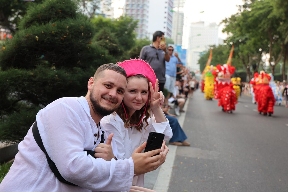 Rực rỡ sắc màu Carnival đường phố Festival Biển Khánh Hòa 2026 - Ảnh 6. Rực rỡ sắc màu Carnival đường phố Festival Biển Khánh Hòa 2026 - Ảnh 6.