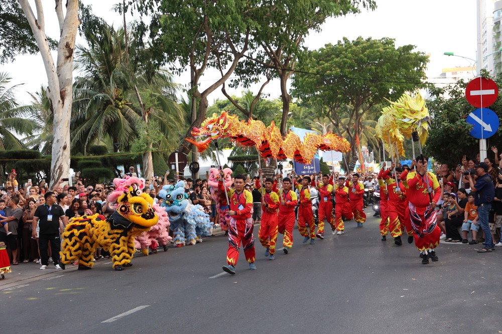 Rực rỡ sắc màu Carnival đường phố Festival Biển Khánh Hòa 2026 - Ảnh 2. Rực rỡ sắc màu Carnival đường phố Festival Biển Khánh Hòa 2026 - Ảnh 2.