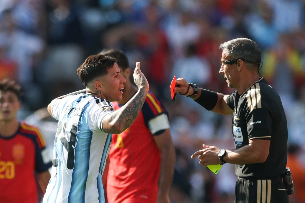 Enzo Fernandez nhận thẻ đỏ ở chung kết World Cup 2026, huyền thoại MU buông lời mỉa mai - Ảnh 1. Enzo Fernandez nhận thẻ đỏ ở chung kết World Cup 2026, huyền thoại MU buông lời mỉa mai - Ảnh 1.