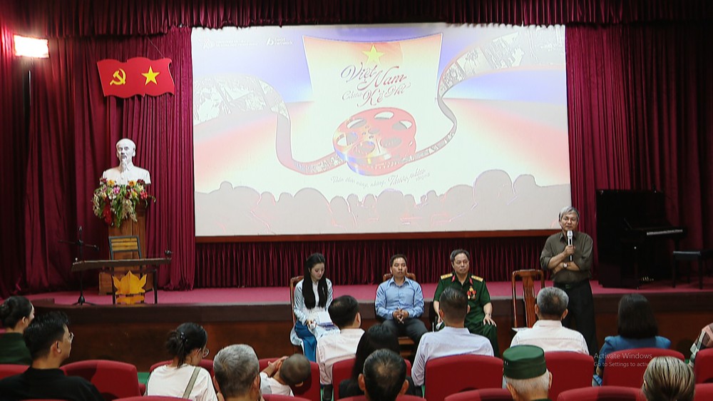 Người trẻ xúc động xem phim về những thương binh 'lăn bánh giữa thời bình' - Ảnh 1. Người trẻ xúc động xem phim về những thương binh 'lăn bánh giữa thời bình' - Ảnh 1.