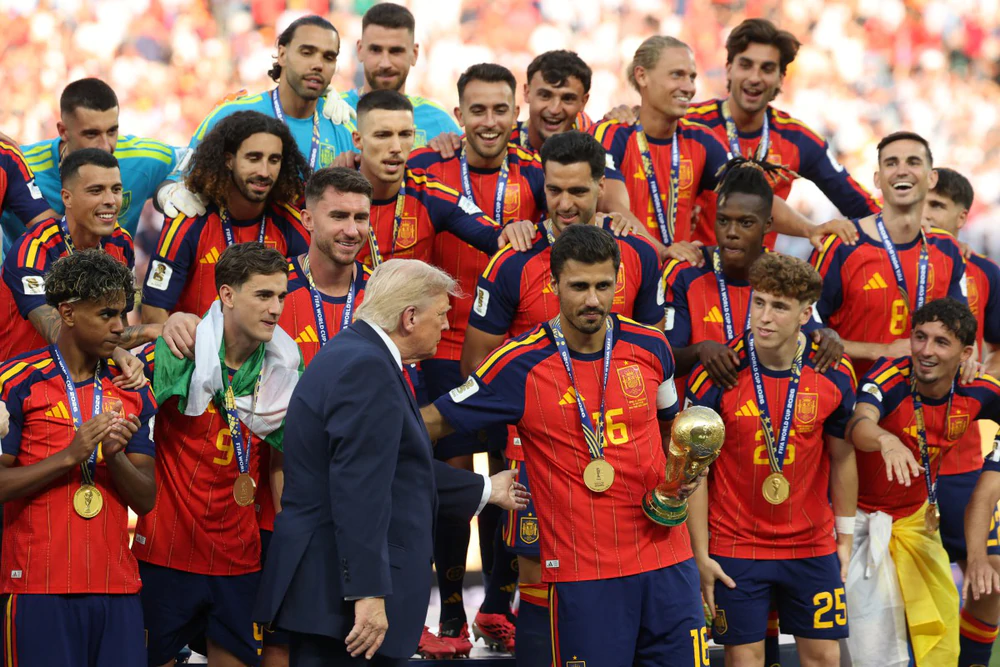 Tổng thống Donald Trump gây tranh cãi khi "đứng chung mâm" cùng đội vô địch World Cup 2026 - Ảnh 1. Tổng thống Donald Trump gây tranh cãi khi "đứng chung mâm" cùng đội vô địch World Cup 2026 - Ảnh 1.