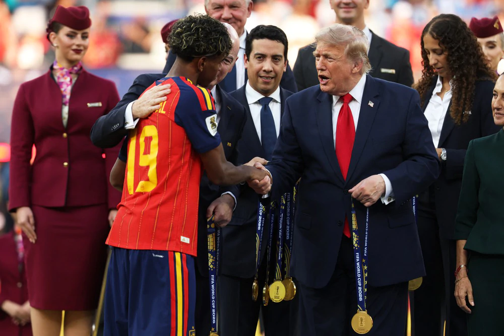 Tổng thống Donald Trump gây tranh cãi khi "đứng chung mâm" cùng đội vô địch World Cup 2026 - Ảnh 3. Tổng thống Donald Trump gây tranh cãi khi "đứng chung mâm" cùng đội vô địch World Cup 2026 - Ảnh 3.