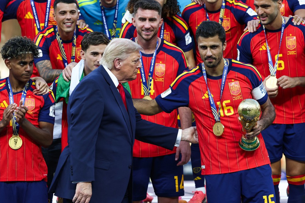 Tổng thống Donald Trump gây tranh cãi khi "đứng chung mâm" cùng đội vô địch World Cup 2026 - Ảnh 2. Tổng thống Donald Trump gây tranh cãi khi "đứng chung mâm" cùng đội vô địch World Cup 2026 - Ảnh 2.