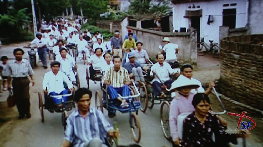 Người trẻ xúc động xem phim về những thương binh 'lăn bánh giữa thời bình' - Ảnh 3. Người trẻ xúc động xem phim về những thương binh 'lăn bánh giữa thời bình' - Ảnh 3.