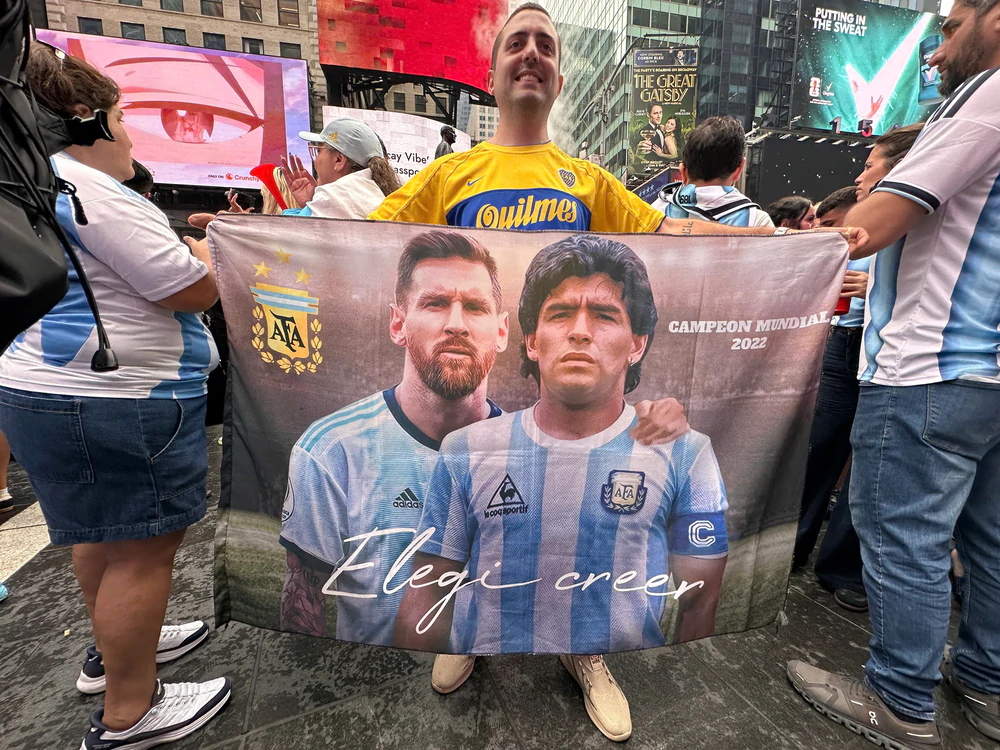 Trước thềm chung kết World Cup 2026, CĐV Argentina biến Times Square thành "Buenos Aires thu nhỏ" - Ảnh 1. World Cup 2026