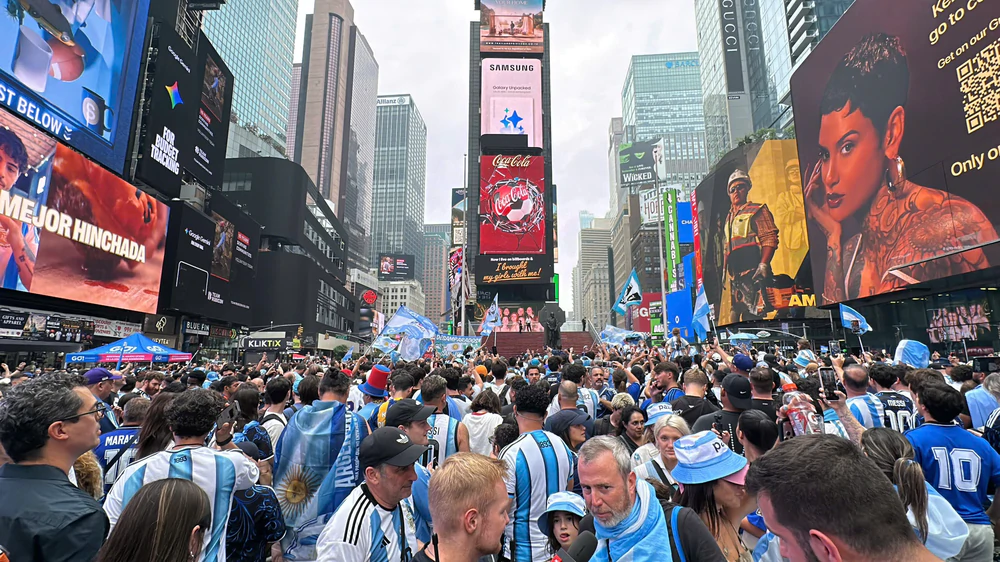Trước thềm chung kết World Cup 2026, CĐV Argentina biến Times Square thành "Buenos Aires thu nhỏ" - Ảnh 3. World Cup 2026