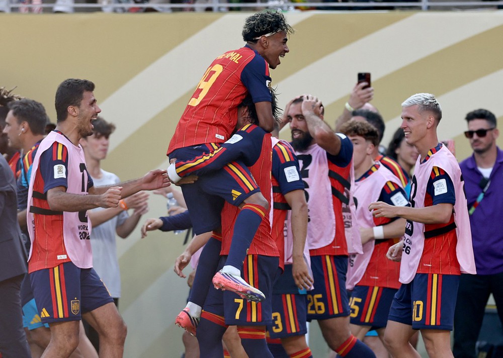 Tiếp nối chức vô địch EURO 2024 và ngôi á quân Nations League 2025, tuyển Tây Ban Nha đã lần thứ 2 trong lịch sử vươn tới đỉnh cao nhất của bóng đá thế giới. Ảnh: AFP/TTXVN Tiếp nối chức vô địch EURO 2024 và ngôi á quân Nations League 2025, tuyển Tây Ban Nha đã lần thứ 2 trong lịch sử vươn tới đỉnh cao nhất của bóng đá thế giới. Ảnh: AFP/TTXVN