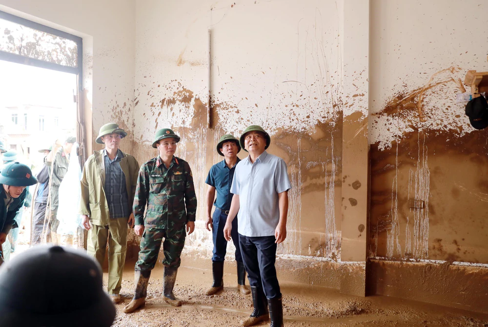 Thứ trưởng Bộ Nông nghiệp và Môi trường Nguyễn Hoàng Hiệp chỉ đạo khắc phục hậu quả lũ quét tại Mường Than - Ảnh 5. Thứ trưởng Bộ Nông nghiệp và Môi trường Nguyễn Hoàng Hiệp chỉ đạo khắc phục hậu quả lũ quét tại Mường Than - Ảnh 5.