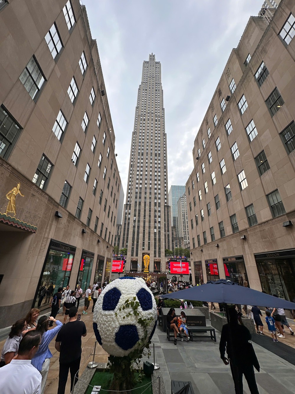 World Cup 2026: Chiêm ngưỡng chiếc Cúp khổng lồ từ hơn 1,36 triệu viên gạch LEGO - Ảnh 6. World Cup 2026