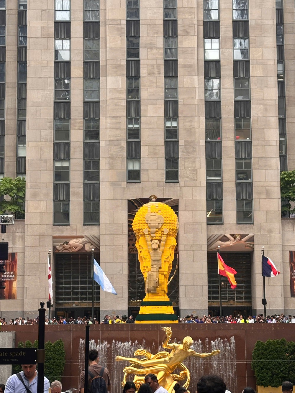 World Cup 2026: Chiêm ngưỡng chiếc Cúp khổng lồ từ hơn 1,36 triệu viên gạch LEGO - Ảnh 4. World Cup 2026: Chiêm ngưỡng chiếc Cúp khổng lồ từ hơn 1,36 triệu viên gạch LEGO - Ảnh 4.