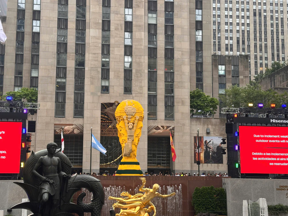 World Cup 2026: Chiêm ngưỡng chiếc Cúp khổng lồ từ hơn 1,36 triệu viên gạch LEGO - Ảnh 2. World Cup 2026