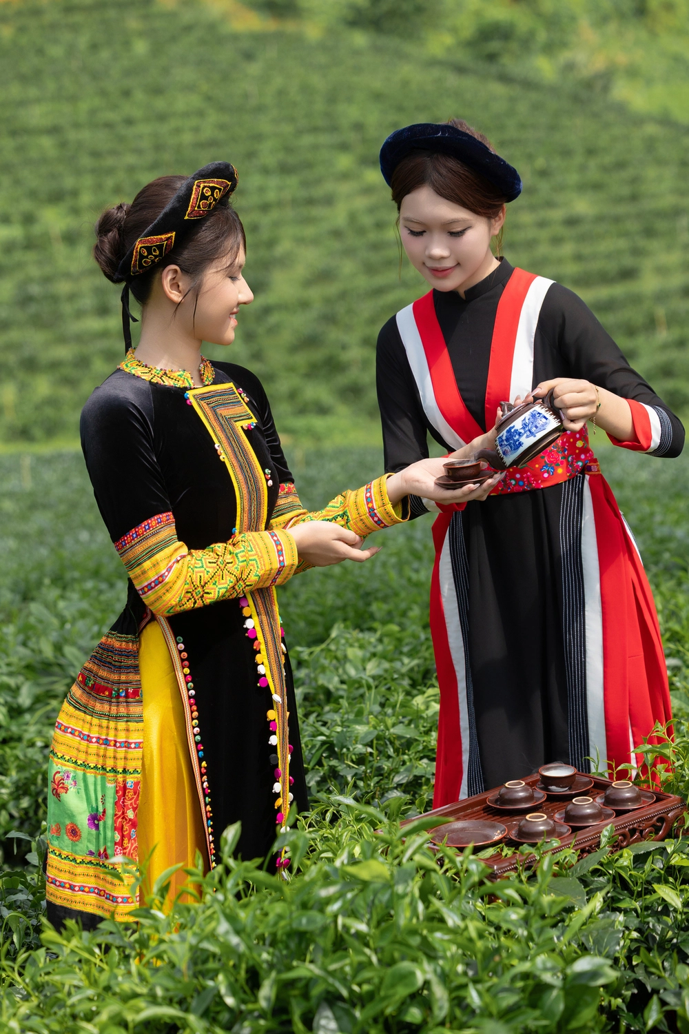 1.000 tà áo dài, 1.000 chiếc nón lá: Hai kỷ lục nghệ thuật kể chuyện xứ trà Thái Nguyên - Ảnh 9. 1.000 tà áo dài, 1.000 chiếc nón lá: Hai kỷ lục nghệ thuật kể chuyện xứ trà Thái Nguyên - Ảnh 9.