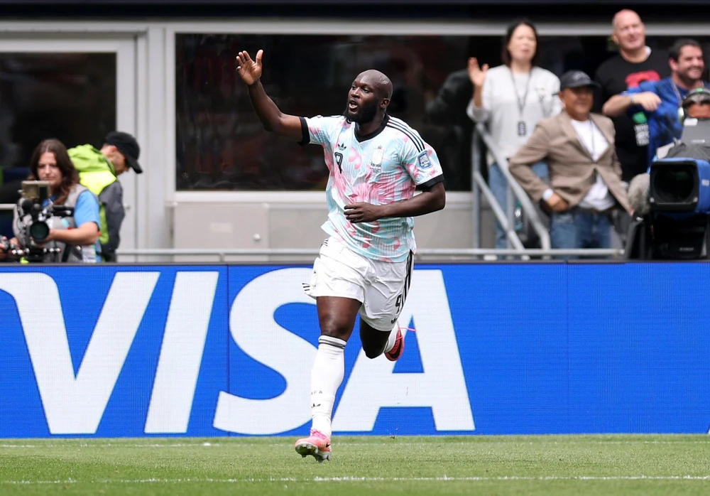 Lukaku tiết lộ lý do nhường Tielemans đá 11m, nhắc tới người cha quá cố sau bàn thắng ở World Cup - Ảnh 1.